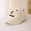 Detailansicht der Panda-Stickerei auf einer beigefarbenen Baumwoll-Baseballkappe für Kinder - 48-50cm (1-3 Jahre) / Beige