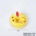 Donut artificiale giallo in PU con decoro di cioccolato e bacca rossa, diametro 7cm - Giallo-Goji