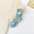 Détail d'une chaussette d'hiver en polaire corail bleue avec motifs chat et cœurs - Taille unique / Vert