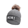 Dettaglio del berretto in maglia grigia con ricamo MINI e pompon marrone in finta pelliccia - Grigio Scuro-Stile MINI (2-6 anni)