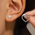Dettaglio di orecchini geometrici a forma di cuore in acciaio inossidabile argentato - Orecchini a Cuore in Acciaio Inossidabile (Colore Acciaio 6303)