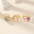 Dreiteiliges Set goldener Ringe mit lila und grünen Rohsteinen auf römischen Säulen - 3-teiliges Amethyst Rohstein Set