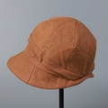 Détail de la texture d'un chapeau cloche en lin terre cuite avec plis latéraux - M (56-58cm) / Orange