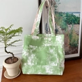 Dettaglio della borsa tote in tela tie-dye verde con tasca frontale ed etichetta tessuta - Verde