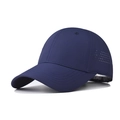 Dettaglio del cappellino sportivo blu scuro con fori di ventilazione tagliati al laser - Regolabile / Blu navy