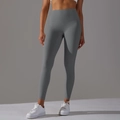 Détail du legging de yoga taille haute avec effet push-up et texture de tissu gris mat - XS / Gris Moyen
