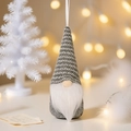 Gnomo di Natale in maglia grigia con barba bianca e sfondo festivo con effetto bokeh - Grigio a Maglia A