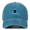 Detail der Vitamin G Bierkrug-Stickerei auf verwaschener blauer Vintage-Basecap - Seeblau
