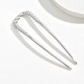 Detailopname van een verzilverde U-vormige metalen haarspeld met een minimalistisch pareldesign - U-Vorm / Zilver