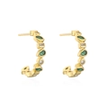 Dettaglio di orecchini a C placcati oro 18K con zirconi ovali verdi e pietre bianche - Orecchini a Cerchio a Forma di C con Gemme Ovali