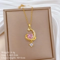 Detail der Halskette mit rosa Herz- und Mondanhänger in einer Schmuckschatulle - Rosa Diamant Mond Quaste Anhänger Stil (G212)