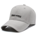 Berretto da baseball in cotone grigio chiaro con ricamo nero e visiera curva - Regolabile / Grigio chiaro