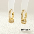 Detailopname van gouden oorringen met een fonkelende kristallen bol en pavé-zetting - Bolhanger (ER0863-A) / Goud