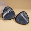 Detalle macro de pendientes geométricos de resina con textura de mármol en fondo de piedra - Patrón de Mármol Blanco y Negro (Pin de Plata S925)