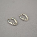 Vista macro de pendientes plateados en forma de U con acabado metálico muy pulido - Hebilla de Oreja Torsatada Plateada en Forma de U / Plateado