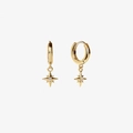 Elegante gouden oorringen met fonkelende sterhangers en zirkonia op witte achtergrond - Achtpuntige Ster / Goud