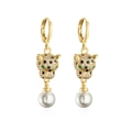 Detalle de pendientes de leopardo bañados en oro con ojos de circón verde y perla blanca - Dorado (43377)