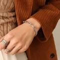 Zilveren hoefijzer schakelarmband van roestvrij staal om de pols van een model - Zilverkleurige U-Link Hoefijzer Armband (E044-Zilverkleur)