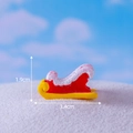 Miniatura di slitta di Natale rossa e gialla con effetto neve scintillante in resina - N. 13 Slitta con Fondo Giallo