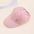Vue détaillée de la casquette rose ouverte pour queue-de-cheval avec broderie P - Style Lettre P - Rose