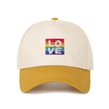 Dettaglio del ricamo LOVE arcobaleno su un cappellino da baseball a 5 pannelli - Regolabile / Giallo