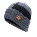 Winterse gebreide muts in grijs en zwart met sportief leren label en metalen klinknagels - Alleen Muts / Grijs
