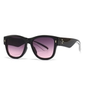 Gafas de sol cat eye con montura negra y lentes degradadas violeta-rosa en vista de 45 grados - Marco Negro Gris Degradado