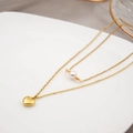 Collana a doppio strato in titanio dorato con cuore e perla d'acqua dolce elegante - Oro