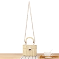 Elegante beige Stroh-Handtasche mit festem Griff und goldener Ketten-Schulterkette - Beige