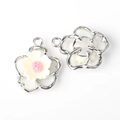 Detailansicht eines kleinen Blumenanhängers mit weißen Blütenblättern für DIY-Schmuck - Weiß