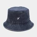 Détail du bob en coton délavé bleu marine avec broderie d'avion blanche discrète - M (56-58cm) / Bleu marine