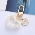 Portachiavi a cuore con perle, anello dorato e targhetta in metallo incisa su sfondo semplice - Confezione in busta singola OPP / Cuore di Perla Bianca