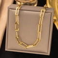Elegante collana a maglie a graffetta dorata presentata su una scatola regalo grigia - Collana a Catena con Graffetta(XLH62) / Oro