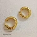 Detail view of 30mm vintage hammered gold chunky C-shaped hoop earrings weighing 32g - Gold