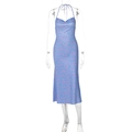 Détail de la robe fleurie bleu ciel avec un col licou et un décolleté bénitier élégant - S / Bleu