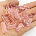 Rosafarbene Doppelspitz-Kristallsäulen aus Quarz in der Hand zur Größenanzeige - Transparentes Rosa