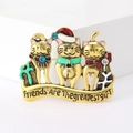 Spilla gatto natalizio dorata con cappelli rossi, sciarpe verdi e pietre blu brillanti - Oro