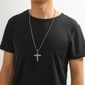 Detailopname van roestvrijstalen herenketting met gevleugelde zwaardhanger en gevlochten ketting - Gevleugeld Zwaard
