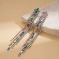 Detailansicht luxuriöser Quastenohrringe mit bunten Zirkonia und Kristallen in Silber - Silberne Basis Bunte Zirkon Quaste Ohrringe (HE30728) / Silber