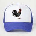 Detailansicht des bunten Hahn-Aufdrucks und blauen Netzrückens der Trucker-Mütze - Einheitsgröße / Königsblau