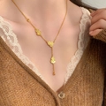 Collana placcata oro 18 carati con tre pendenti a zucca indossata da una modella donna - Stile Zucca (3#)