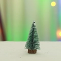 Makro-Detail von Mini-Schneeweihnachtsbaum mit Tannennadeln und echtem Holzsockel - Weihnachtsbaum 10CM