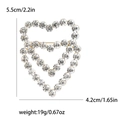 Broche cœur évidé en métal doré avec strass étincelants et dimensions précises - Doré