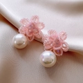Orecchini a fiore di perline rosa con grandi perle bianche su seta champagne elegante - Stile fiore di perline trasparenti colorate / Perla multicolore con perno in argento