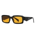Moderne rechteckige Sonnenbrille mit schwarzem Rahmen, orangefarbenen Gläsern und Bügeln - Schwarzer Rahmen Gelbe Transparente Gläser