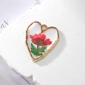 Herzanhänger mit roten Trockenblumen, grünen Blättern und Silberglitzer im goldenen Rahmen - 2-Grünes Blatt Rote Blume