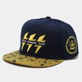 Detailansicht der gelben Blitz-Stickerei auf der dunkelblauen Flat-Brim Snapback-Mütze - Verstellbar / Marineblau