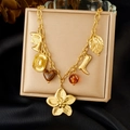 Vintage vergoldete Charm-Halskette mit Blumen-, Stiefel-, Hut- und Herzanhängern im Etui - Vintage Mehrfach-Anhänger Stil (N3891)
