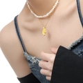 Collana a doppio strato dorata con pendente a petalo irregolare e perle bianche su modella - Argento 925 / Oro 18K