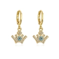 Detail von 18K vergoldeten Kronenohrringen mit blauen und klaren Zirkoniasteinen besetzt - Goldene Krone